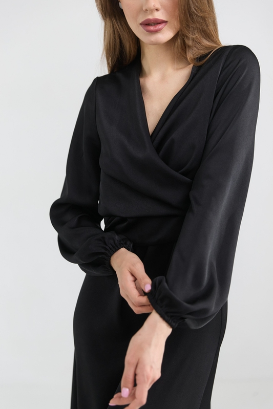 Блуза шелковая с черными завязками.